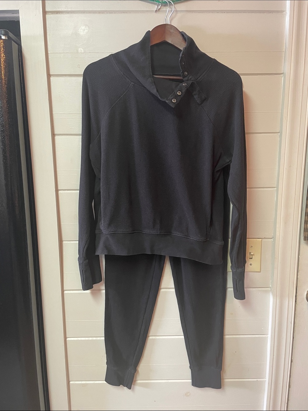 Pact Organic Waffle Knit
Thermal Set Pants/Top
Black Lounge Comfort Size S.
